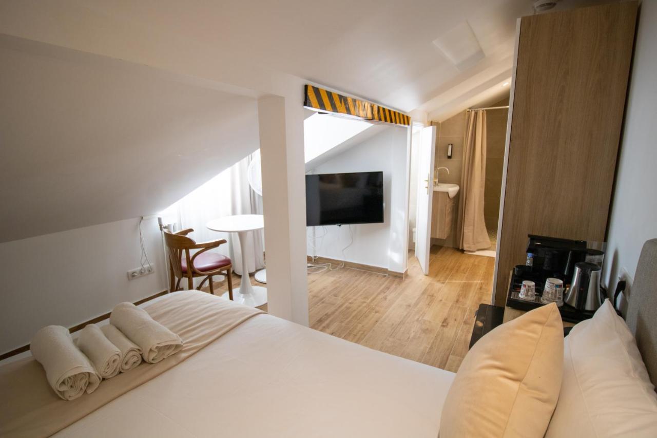 Small Double Attic Room,1322802379:JPEG